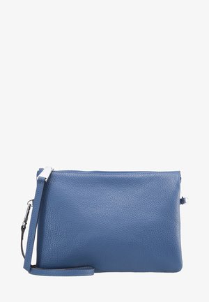 Pochette bracelet en cuir texturé bleu avec une fermeture éclair argentée et une sangle amovible sur fond blanc.