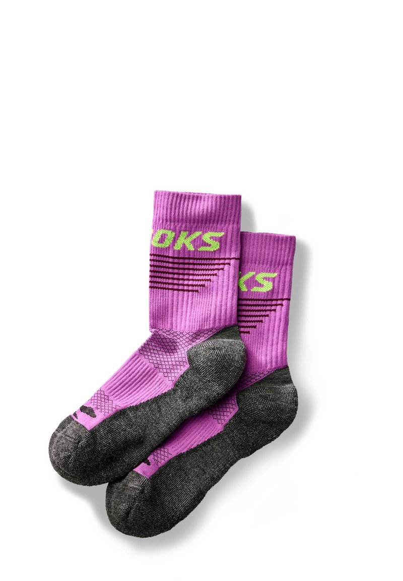 Calcetines deportivos morados con textura acanalada, punta y talón grises, con el texto "BROOKS" en verde y detalles de rayas diagonales.