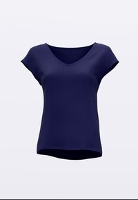 Mornarsko modra kratka majica z V-izrezom, narejena iz gladkega, lahkega tkanja z ohlapnim krojem in ukrivljenim robom. Brez vzorcev ali opaznih poudarkov.