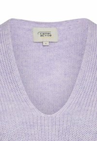 Lavendel gebreide trui met een V-halsontwerp en textuurstof. Label leest "Camel Active," maat small. Lichtgewicht en ademend materiaal.