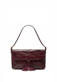 Borsa a mano in pelle color bordeaux con motivo strutturato, chiusura a patta e nappina decorativa. Dotata di una tracolla singola.