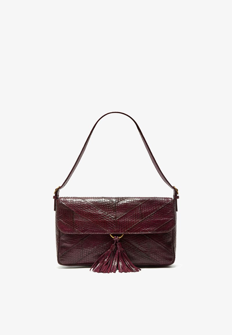 Borsa a mano in pelle color bordeaux con motivo strutturato, chiusura a patta e nappina decorativa. Dotata di una tracolla singola.