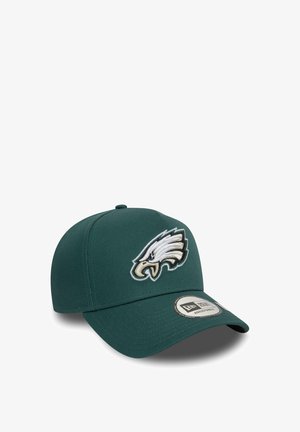 Dunkelgrüne Baseballkappe mit weißem und goldenem Adler-Logo, das vorne aufgestickt ist, und verstellbarem Riemen auf der Rückseite.