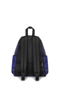Mochila negra con patrón morado "HA", que cuenta con correas acolchadas, asa superior y un bolsillo con cremallera en el lateral. Tejido texturizado.