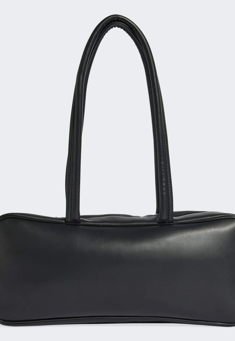 Borsa a mano rettangolare in pelle nera con due manici arrotondati e chiusura con zip sulla parte superiore su sfondo chiaro.