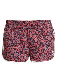 Pantalones cortos estampados en rojo y azul marino con una cinturilla elástica, rayas blancas a los lados y un logo en el dobladillo inferior derecho.