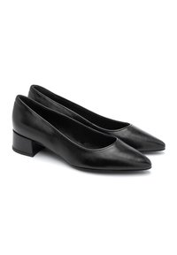 Czarne skórzane czółenka z ostrym noskiem i małym słupkiem. Gładka tekstura, minimalistyczny design i brak widocznych ozdób.