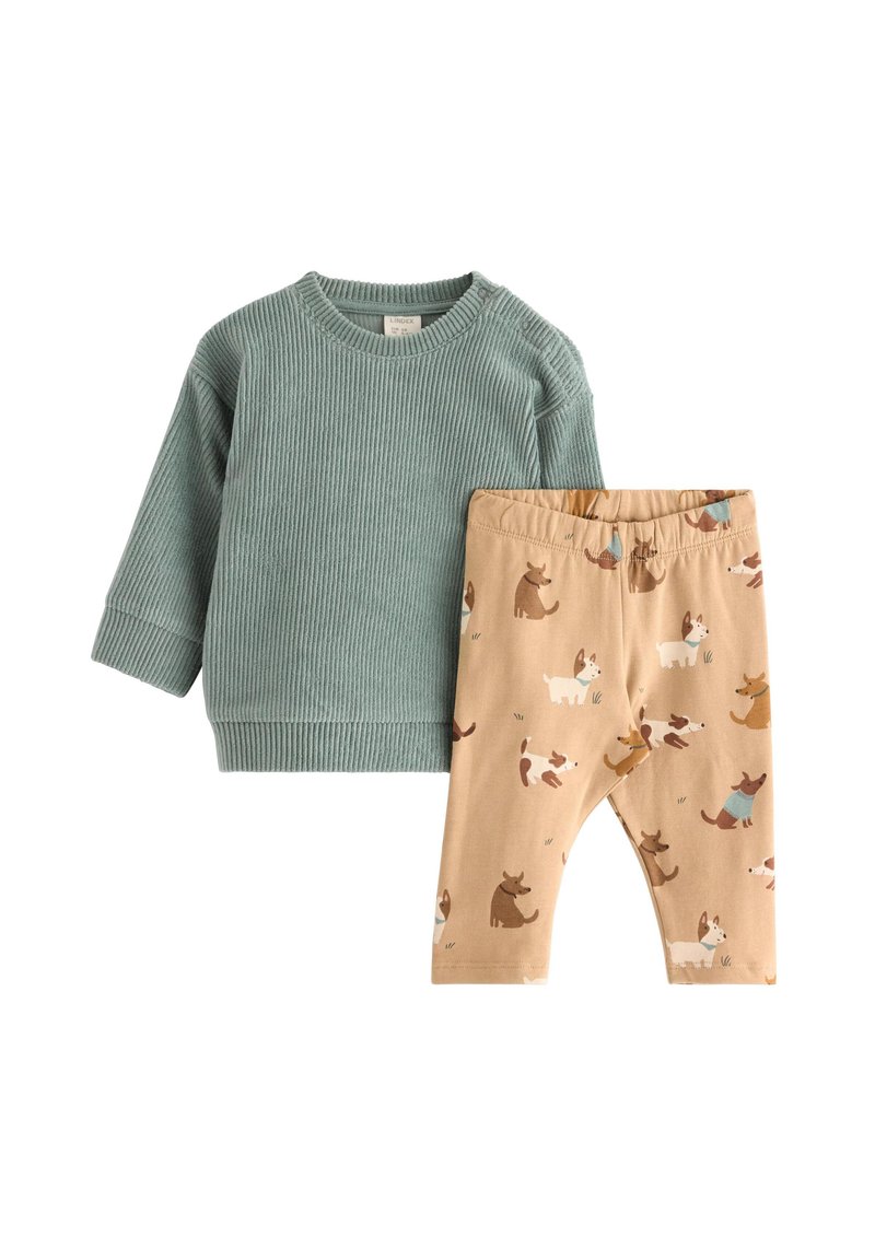 Grøn, ribbet langærmet bluse parret med beige leggings med hundemønster. Blødt stof med elastisk talje for komfort.