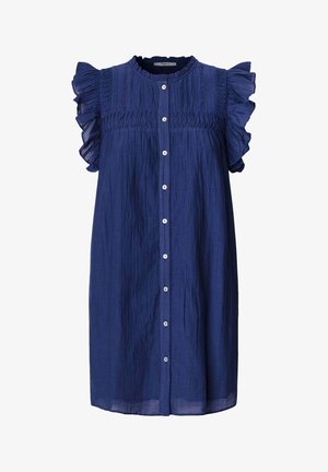 Tums zila kleita ar īsām volānu piedurknēm, pogu aizdari un teksturētu audumu, kas rotāts ar smocka detaļām pie krūšu daļas.