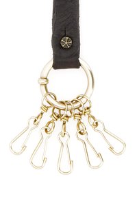 Portachiavi in pelle con un cerchio argentato e cinque clip dorate. Presenta un pulsante decorativo sulla cinghia. Superficie textured evidente.