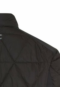 Sort quiltet jakke med høj krave, strikket stof med diamantmønstre og en glat skulderdetalje, designet til at holde varmen.