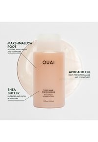 OUAI Thick Hair Shampoo i en frostad persikofärgad flaska med ett vitt lock. Innehållsförteckningen inkluderar marshmallowrot, sheasmör och avokadoolja.