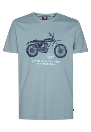 Camiseta de algodón de color azul claro con un gráfico de motocicleta de color azul oscuro y texto: "Bayside Lane Florida Key West U.S.A." Mangas cortas, cuello redondo.