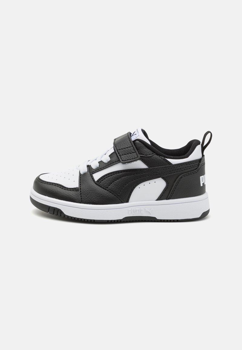 Schwarz-weiße Sneaker mit einem strukturierten Lederoberteil, runder Zehenpartie, verstellbarem Riemen und kontrastierender Sohle. Mit Markenlogo an der Seite.