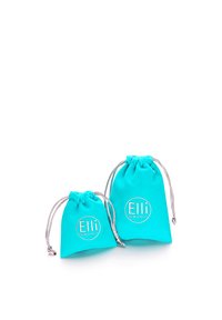 Kaks helesinist sünteetilisest riidest kott-kott, millel on hõbedased aktsendid ja tõstetud logo, mis ütleb "Elli We Love Jewels."