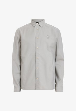 Lichtgrijze button-up shirt met een kraag, lange mouwen en een subtiel geborduurd logo op de linkerborst. Heeft een stof van gemiddelde gewicht en houten knopen.