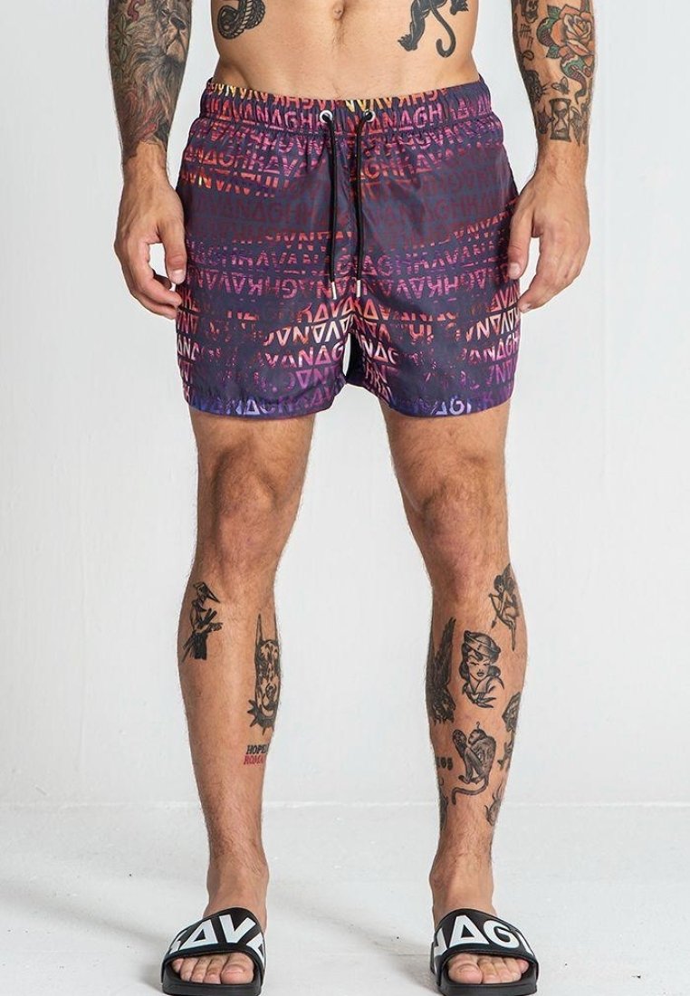 Zwemshort in paars verloop met herhaaldelijk "VANAGH" patroon, elastische tailleband, trekkoord en zijzakken. Draag met zwarte slide sandalen.