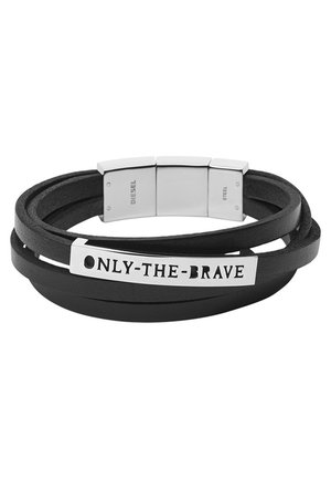 Bracelet en cuir noir à enrouler avec fermoir argenté et plaque métallique gravée de "ONLY-THE-BRAVE" et des détails de la marque Diesel Steel.