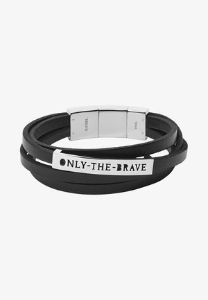 Bracelet en cuir noir à enrouler avec fermoir argenté et plaque métallique gravée de "ONLY-THE-BRAVE" et des détails de la marque Diesel Steel.