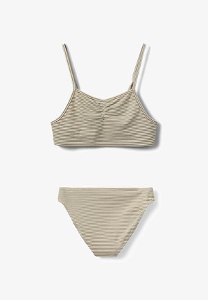 Conjunto de bikini a rayas en beige y marrón. El sujetador tiene tirantes finos y un centro recogido; la parte inferior es de estilo clásico tipo braga.