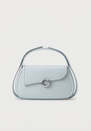 Borsa in pelle azzurro chiaro con patta curva e chiusura circolare in argento, caratterizzata da un manico doppio sottile.