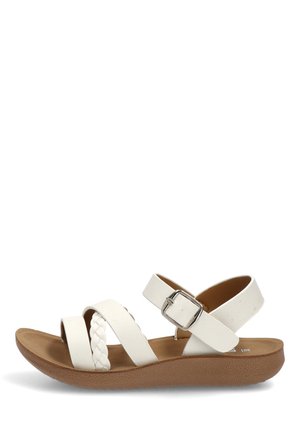 Sandalia blanca de mujer con suela acolchada marrón, tres tiras delanteras, incluida una trenzada, y una correa ajustable con hebilla en el tobillo.