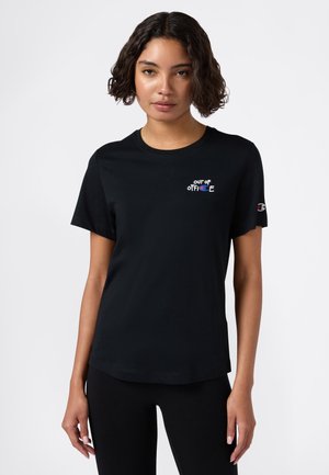 Camiseta de algodón negra de manga corta, con "FUERA DE LA OFICINA" bordado en una fuente colorida en el pecho y logo en la manga.