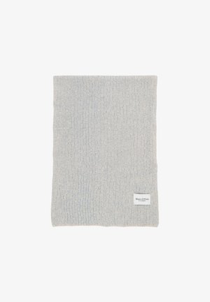 Gestreifte Schal in hellgrau und sanften Blautönen, mit einem strukturierten Strickmuster und einem kleinen Etikett in der unteren rechten Ecke.