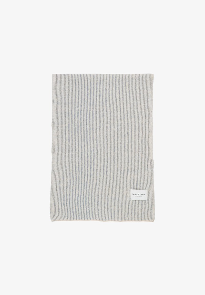 Gestreepte sjaal in lichtgrijs en zachte blauwe tinten, met een gestructureerd breipatroon en een klein label in de rechterbenedenhoek.