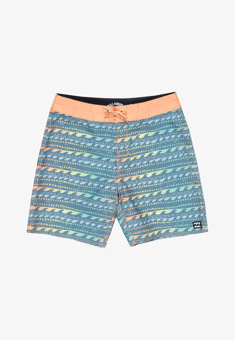 Bañador con un diseño de olas en tonos de azul, verde y naranja, con una cinturilla elástica y una etiqueta negra con el logo en el dobladillo.