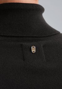 Maglione nero a collo alto in maglia, con una texture a costine e un piccolo etichetta con dettagli dorati che riporta la scritta "PME Legend" sul retro.
