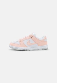 Nike Dunk-sneakers har en rosa läderöverdel, vita accenter, perforerad tå och en grå gummisula med ett strukturerat mönster.