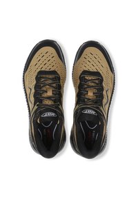 Sneakers met een tan mesh bovenwerk, zwarte accenten en een gestructureerde zool. Heeft zwarte veters en een geprofileerde kraag voor comfort.