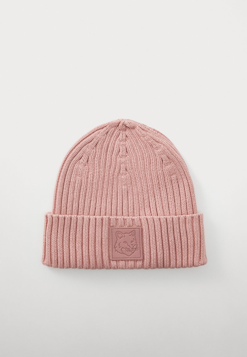 Rosa strikket lue med brettet mansjett, med et kvadratisk merke preget med et revhode-symbol, vist på en hvit bakgrunn.