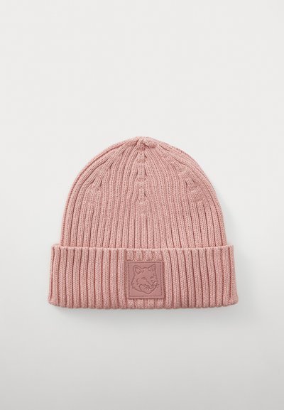 Bonnet en tricot rose avec un design côtelé et un revers, orné d'une pièce texturée représentant un visage d'animal.