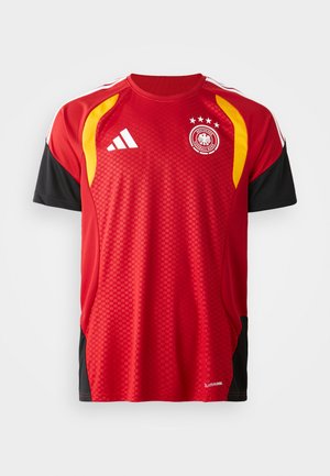 Camisola atlética vermelha com mangas pretas e detalhes amarelos. Apresenta um design texturizado, decote redondo e um logotipo circular no peito.