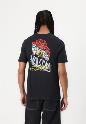 Schwarzes T-Shirt mit kurzen Ärmeln, das ein farbenfrohes Grafikdesign eines stilisierten Gesichts und das "Volcom"-Logo auf der Rückseite zeigt. Weiches Baumwollmaterial.