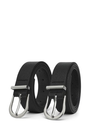 Cinture in pelle nera con finitura testurizzata, fibbie in metallo argento e fori per la regolazione. Due cinture esposte affiancate.