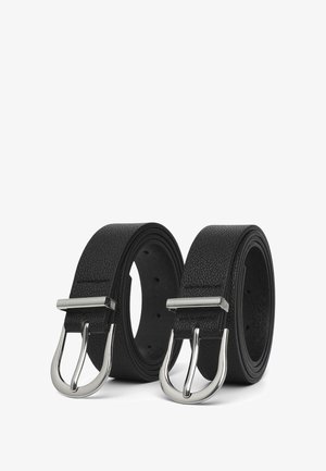 Cinture in pelle nera con finitura testurizzata, fibbie in metallo argento e fori per la regolazione. Due cinture esposte affiancate.