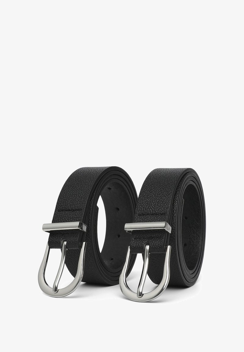 Czarne skórzane paski z teksturowanym wykończeniem, srebrnymi metalowymi klamrami i otworami do regulacji. Dwa paski wyeksponowane obok siebie.