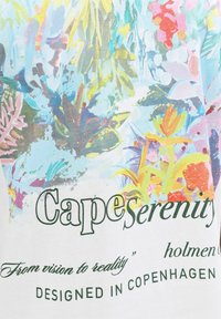 Florales und blättriges abstraktes Muster mit dem Text "Cape Serenity" und "Von der Vision zur Realität", entworfen in Kopenhagen auf weißem Stoff.