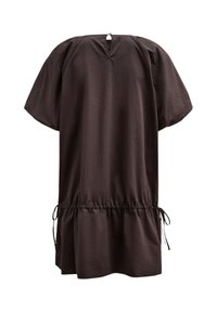 Robe ample marron foncé à manches courtes avec liens froncés à la taille, petite fermeture bouton goutte d'eau dans le dos et ourlet légèrement évasé.