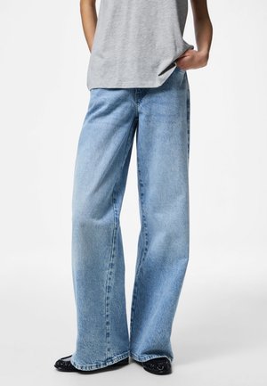 Pieces WIDE ELMA  - Flared jeans - light blue denim