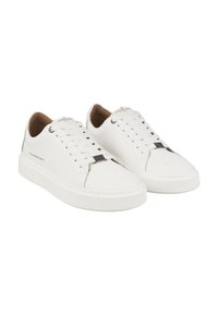 Sneaker bianchi in pelle con lacci, design low-top, suola imbottita e un accento argento sul lato. Texture liscia e stile minimalista.
