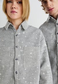 Sister Jane OTIS BEADED OVERSHIRT UNISEX - Kevyt takki - grey