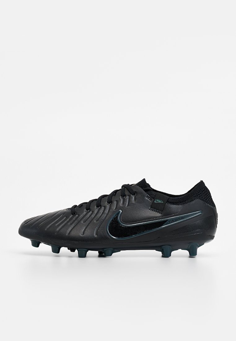 Schwarze Nike Fußballschuhe mit einem strukturierten, synthetischen Obermaterial, Schnürverschluss und einer gebogenen Sohle. Merkmale sind schwarze Akzente und geformte Stollen.