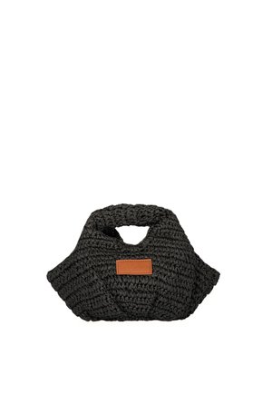 Borsa intrecciata nera con manici superiori arrotondati e una piccola toppa rettangolare in pelle marrone sul davanti.