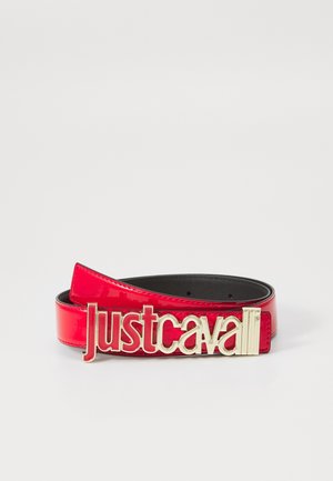 Zwinięty czerwony skórzany pasek z dużą złotą klamrą z napisem "Just Cavalli" na jednolitym białym tle.
