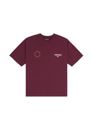 Burgundy bomullströja med korta ärmar, med vit text och ett cirkulärt stjärnmönster på vänster bröst. Rund halsdesign.