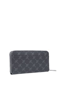 Cartera de cuero negro con un patrón geométrico repetido, con cierre de cremallera y superficie texturizada para mayor durabilidad. Forma delgada y rectangular.